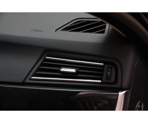 Chromové lišty ventilace na palubce BMW 5 F10/F11