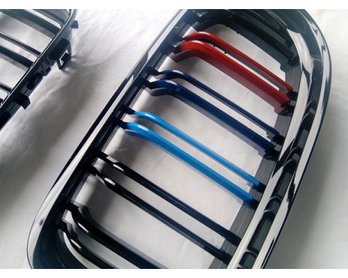 Maska BMW 3 E90/E91 (2008-2011) – trikolora lesklá, styl M3 